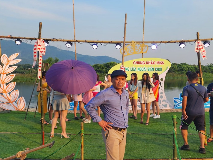 Theo Quang Tèo, cảnh quay thi hoa hậu diễn ra suốt đêm đến tận 6 giờ sáng.