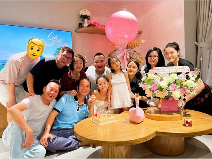 Phạm Quỳnh Anh và Quang Huy vui vẻ hội ngộ trong tiệc sinh nhật của ái nữ. Ảnh: FBNV