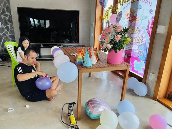 Quang Huy tự tay trang trí tiệc sinh nhật cho con gái đầu lòng. Ảnh: Bảo vệ công lý