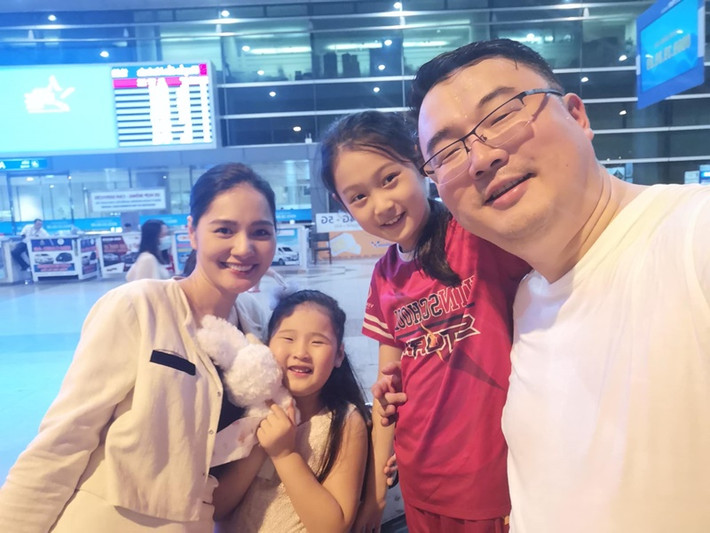 Vợ chồng Hương Giang dành nhiều thời gian cho các con.