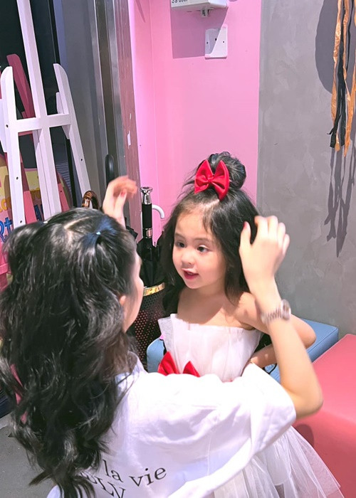 Bé He được xem là bản sao nhí của Ngọc Trinh.