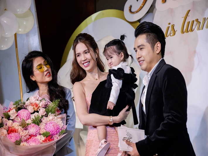Ngọc Trinh rất chiều chuộng cháu gái Sarah. Cô nhóc là con gái của Ngọc Bích và ca sĩ Tiêu Quang.