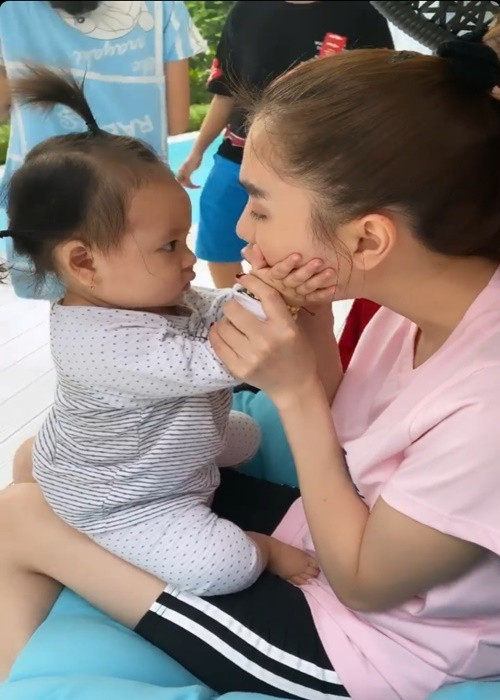 Về phía Ngọc Trinh, cô ban đầu đính chính sinh con vào năm 2020 nhưng sau đó lại lấp lửng “cũng chưa biết được”.