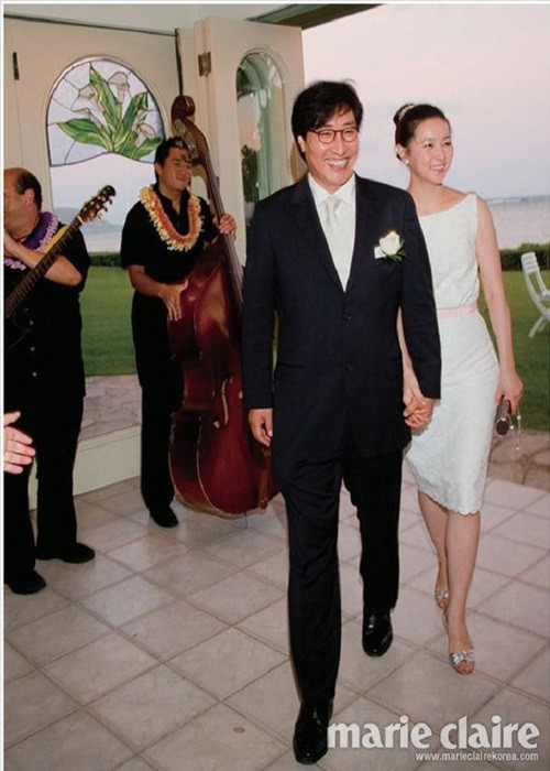 Lee Young Ae kết hôn vào năm 2009. Ông xã của cô là doanh nhân Jung Ho Young. Người đàn ông này sinh năm 1951, hơn Lee Young Ae 20 tuổi. Khối tài sản của doanh nhân Jung Ho Young lên đến 2000 tỷ won (gần 2 tỷ USD). Ảnh: Marie Claire