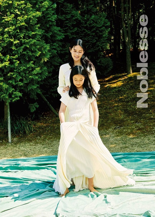 Nữ diễn viên nổi tiếng bên ái nữ chụp ảnh cho một tạp chí. Ảnh: Noblesse