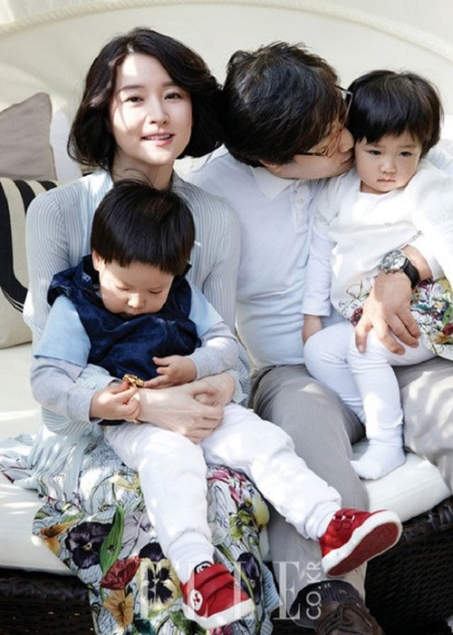 Ông xã doanh nhân luôn bên cạnh Lee Young Ae và các con. Ảnh: Elle