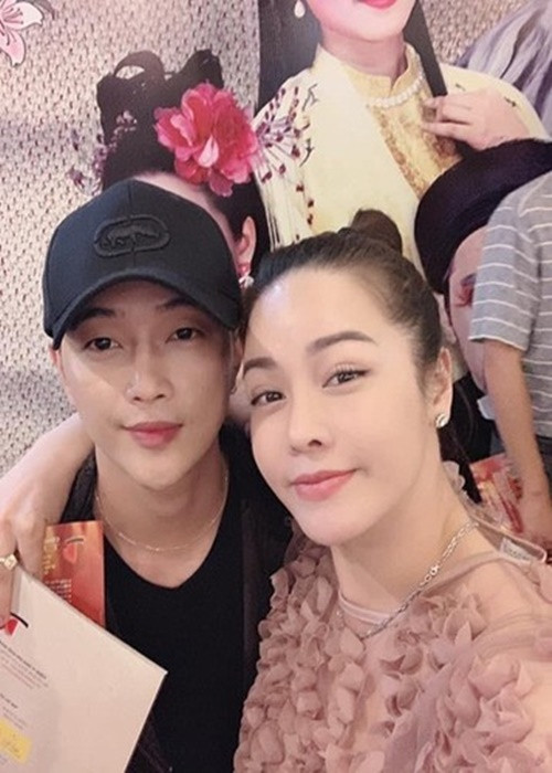 Trước nghi vấn tình cảm với TiTi, Nhật Kim Anh cho biết, cô nhận đỡ đầu cho TiTi và việc nâng đỡ đàn em kể từ khi về công ty là điều trong giới ai cũng biết. Ảnh: FBNV