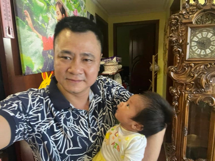 Trên trang cá nhân, nam nghệ sĩ hài thường xuyên đăng tải hình ảnh bên con trai út.