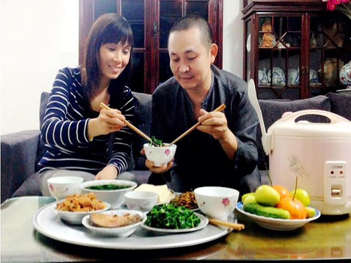 Xuân Hinh vẫn hào hứng dù bữa cơm khá đạm bạc so với mức cát-sê anh kiếm được. Ảnh: FBNV