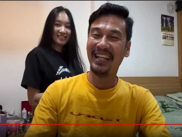 Tiết Cương hơn vợ 26 tuổi. Nam diễn viên cho biết anh không quan trọng vấn đề tuổi tác. Ảnh chụp màn hình