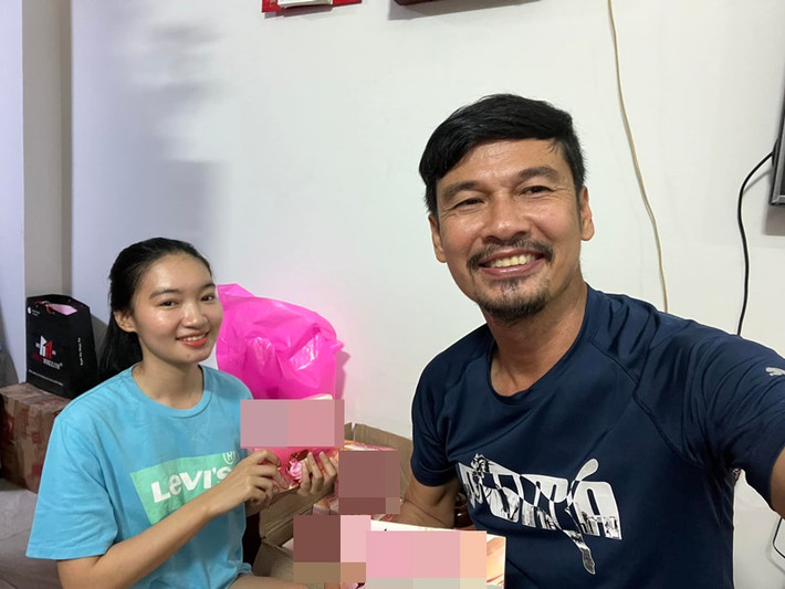 Gần đây, Tiết Cương thường xuyên đăng tải hình ảnh bên vợ trẻ. Ảnh: FBNV
