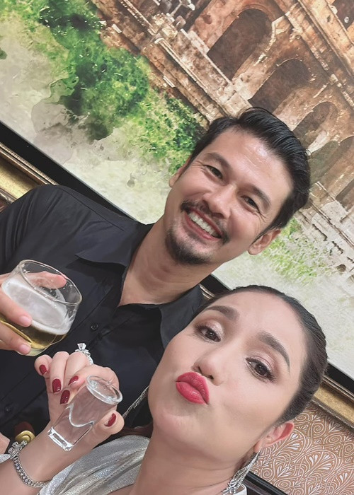 Mới đây, MC Cát Tường dự tiệc sinh nhật của Tiết Cương. Trong clip đăng tải trên Youtube, nữ MC đính chính về mối quan hệ với Ngọc Thưởng - vợ Tiết Cương. Ảnh: FBNV