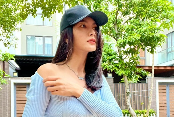 Gần đây, Anh Thư thu hút sự chú ý khi tung loạt ảnh diện áo ngắn, khoe cơ bụng săn chắc trên trang cá nhân. Ở tuổi 40, siêu mẫu vẫn sở hữu vóc dáng gọn gàng, khỏe khoắn khiến nhiều người ngưỡng mộ (Ảnh: Facebook nhân vật).