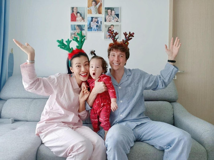 Khi gặp bế tắc trong cuộc hôn nhân, Hoàng Oanh tìm đến Hồ Ngọc Hà. "Là một người từng trải, tôi đã nói cho Oanh biết những cái được và mất khi chia tay, khi cả hai đã có con chung. Tôi phân tích rất nhiều và mong Oanh bước qua trở ngại ấy và bảo toàn mái ấm của mình”, Hà Hồ chia sẻ. Sau đó, Hoàng Oanh vẫn quyết định ly hôn. Ảnh: Người lao động