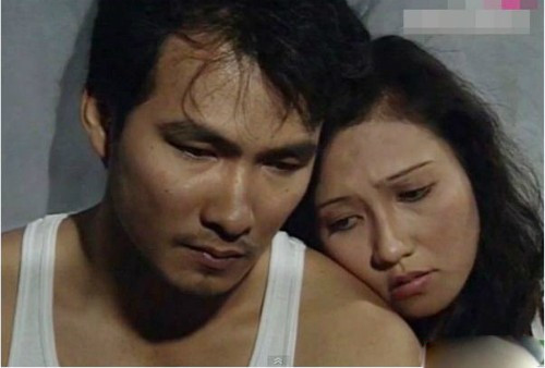 Tên tuổi của Chi Bảo vụt sáng vào năm 1997 khi anh đóng phim truyền hình “Đồng tiền xương máu”. Nam diễn viên vào vai Toàn tài giỏi nhưng tự kiêu, đánh mất sản nghiệp vì sai lầm kinh doanh. Đến khi làm ăn thất bại, Toàn phụ bạc người yêu để kết hôn với một người phụ nữ thủ đoạn, giàu có. Ảnh: Dân Việt