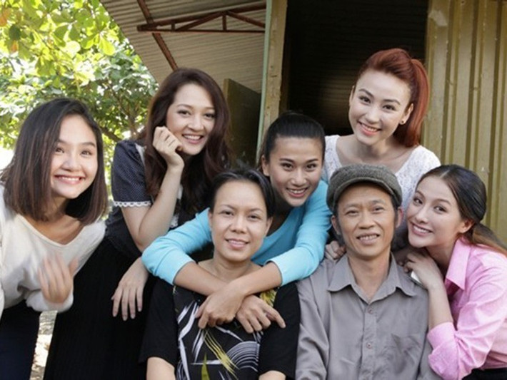 Hoài Linh còn từng là "ông hoàng phòng vé" mùa phim Tết. Trong suốt nhiều năm, hình ảnh của Hoài Linh phủ sóng màn ảnh vào dịp đầu năm mới. Anh đóng: “Nụ hôn thần chết”, “Phát tài” (2008), “Công chúa teen và ngũ hổ tướng” (2010), “Bóng ma học đường” (2011), “Hello cô Ba” (2012), “Nhà có 5 nàng tiên” (2013), “Năm sau con lại về” (2014), “Quý tử bất đắc dĩ” (2015), “Tía tui là cao thủ” (2016), “Nàng tiên có 5 nhà” (2017), “Đích tôn độc đắc” (2018). Ảnh: Duyên dáng Việt Nam