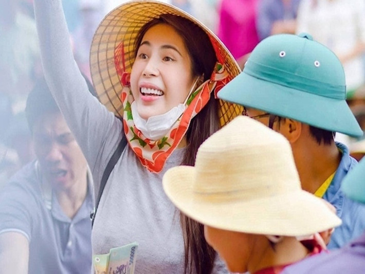 Quyên góp được hơn 177 tỷ trong đợt lũ miền Trung năm 2020, Thủy Tiên vướng một số ồn ào trong hoạt động từ thiện. Nữ ca sĩ từng phải lên tiếng phủ nhận lời tố ăn chặn tiền từ thiện mua biệt thự, giải thích lý do ghi tên mình trên nhà chống lũ.