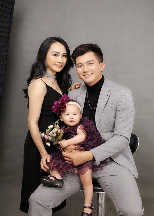 “Cô ấy động viên tôi theo nghề vì mỗi người một công việc. Cô ấy rất cởi mở và thông cảm cho tôi. Bản thân tôi cũng biết phải phân biệt được đâu là tình cảm ngoài đời và trên phim”, Hà Việt Dũng chia sẻ về vợ trong cuộc phỏng vấn trên Tiền Phong.