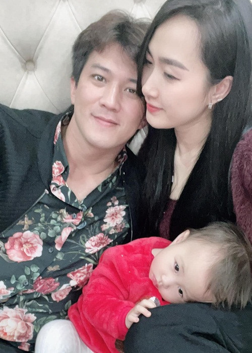 Về những phân cảnh tình tứ với bạn diễn, Hà Việt Dũng cho biết, bà xã của anh không đặt nặng chuyện đó. “Thỉnh thoảng, tôi cũng kể với vợ hôm nay quay cảnh này cảnh kia, cô ấy làm mặt giả vờ giận một chút rồi lại cười, nói chung không có gì nặng nề”, anh kể.