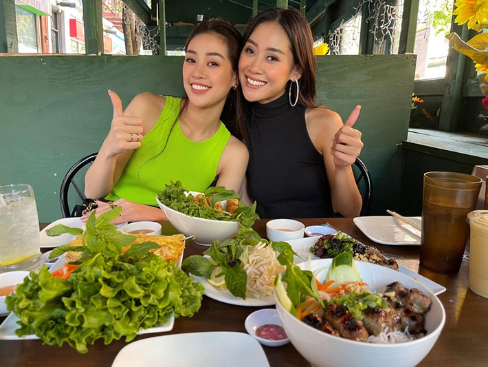 Mới đây, Khánh Vân hội ngộ bạn thân Francisca Luhong James. Ở Hoa hậu Hoàn vũ Thế giới, cả hai cùng phòng nên có mối quan hệ rất thân thiết.