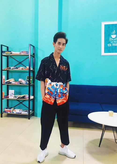 Diễn viên Hoàng Phúc qua đời ở tuổi 27. Anh mắc nhiều căn bệnh như teo cơ chân, viêm cơ tim, máu nhiễm khuẩn, viêm gan.