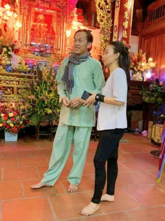 Vừa qua, trên trang cá nhân của mình, một người em khá thân thiết đã đăng tải loạt ảnh Hoài Linh tại nhà thờ Tổ. Nhiều người lại tò mò không biết đây phải ảnh mới của nam danh hài giữa "tâm bão" dư luận hay không. Bên cạnh đó, ý kiến khác lại cho rằng có lẽ là ảnh cũ của Hoài Linh. Tuy nhiên, trước những lùm xùm không hay mọi khung hình, nhất cử nhất động của "anh Bốn" đều được cư dân mạng chú ý.
