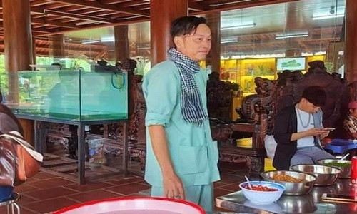 Những ngày vừa qua, câu chuyện từ thiện của NSƯT Hoài Linh khiến dư luận dậy sóng. Ồn ào xuất phát từ việc nam danh hài im lặng suốt 6 tháng, chưa một lần lên tiếng về số tiền quyên góp hơn 13 tỷ, cũng như báo cáo kế hoạch với mạnh thường quân. Giữa "tâm bão" dư luận, có khá ít nghệ sĩ và khán giả đứng ra bày tỏ quan điểm cũng như động viên, tin tưởng đến nam danh hài.