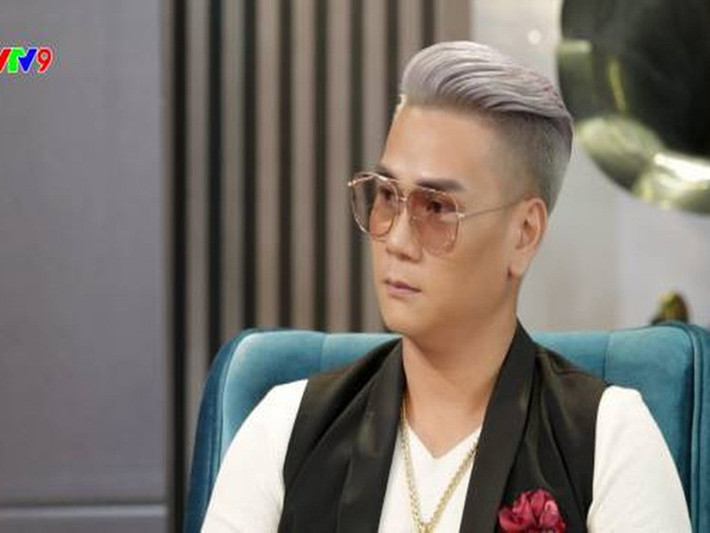 Theo VTV, do tuổi trẻ bồng bột, bị bạn bè xúi giục, Trịnh Tuấn Vỹ bị dính vào thuốc lắc, ma túy đá. Anh đánh mất đi lòng tin của cha, khiến mẹ buồn phiền mà qua đời. Từ đó, Tuấn Vỹ quyết tâm cai nghiện để làm lại cuộc đời. Ảnh: VTV
