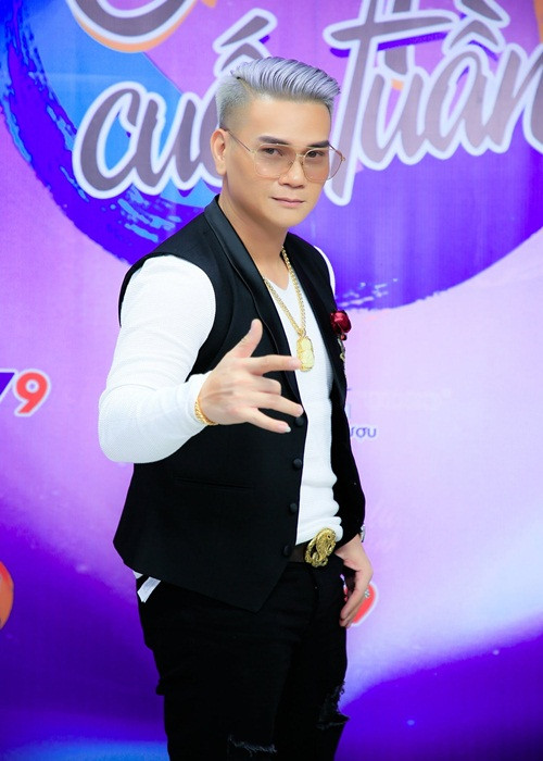 Trịnh Tuấn Vỹ đắt show ở miền Tây vào thời điểm ra mắt album “Trèo cao té đau”. Tuy nhiên, tên tuổi của anh dần mờ nhạt khi các sản phẩm sau này không gây được ấn tượng với khán giả. Ảnh: Petrotimes