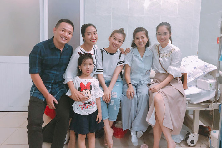 Khi đồng nghiệp vào thăm, Mai Phương luôn giữ nụ cười rạng rỡ trên môi.