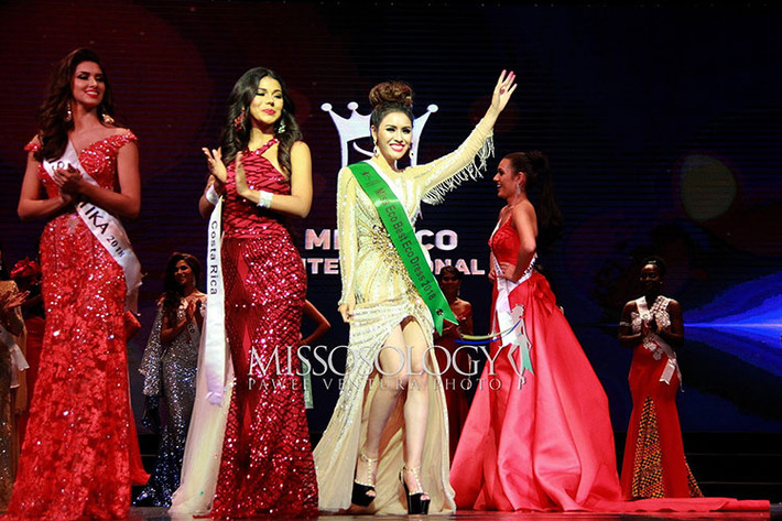 Trong chung kết Miss Eco International 2018, Thư Dung đoạt giải phụ Trang phục sinh thái.
