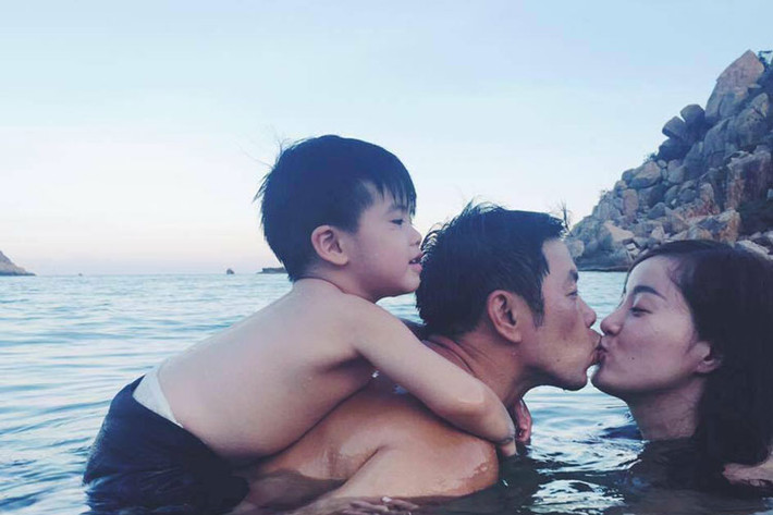 Khoảnh khắc vợ chồng Thái Hòa trao nhau nụ hôn ngọt ngào trong một chuyến đi chơi.