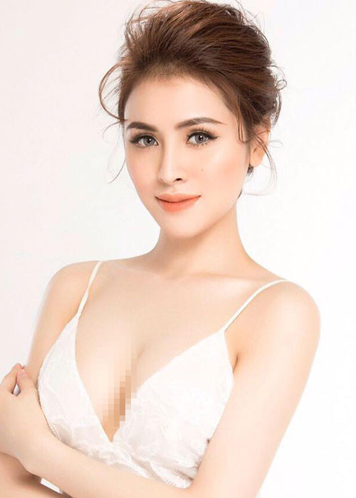 Hình ảnh Thư Dung diện váy hai dây khoe vòng một quyến rũ trong một bộ ảnh.