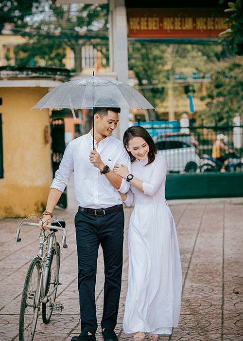 Nhân dịp về quê thăm gia đình hai bên, vợ chồng Bảo Thanh nảy ra ý định về trường cũ chụp ảnh kỷ niệm.