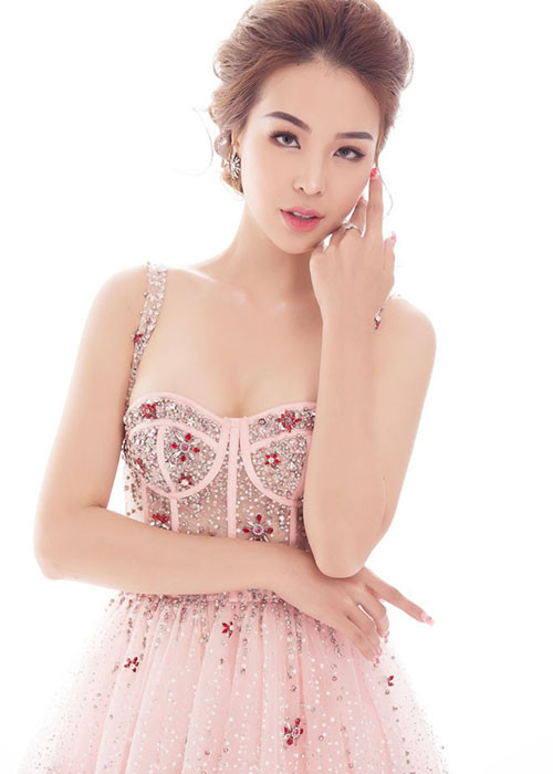 Bảo Ngọc khẳng định cô không làm điều gì sai phạm với hợp đồng. Không chỉ tố ngược ban tổ chức, cô còn quyết định trả lại danh hiệu. Ảnh: Laodong