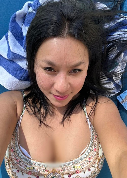 Trên trang cá nhân, nữ diễn viên Y Phụng vừa khoe loạt ảnh diện bikini.