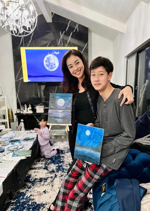Jennifer Phạm liên tục chia sẻ hình ảnh khi đoàn tụ con trai đầu lòng.
