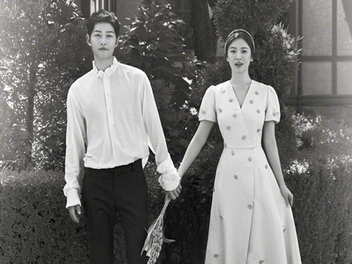 Từ đầu năm 2019, mối quan hệ của Song Joong Ki - Song Hye Kyo xấu đi. Cả hai không đeo nhẫn cưới, không xuất hiện bên nhau, thậm chí né tránh nói về đối phương. Ảnh: Sina