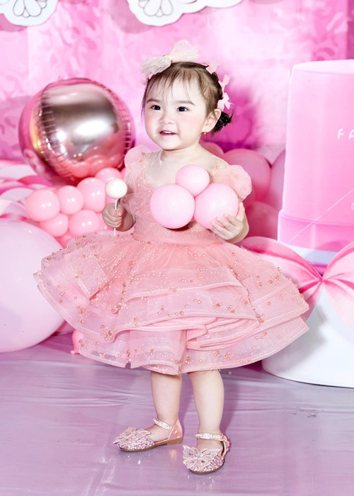 Bé Lana thừa hưởng những nét đẹp từ bố mẹ như làn da trắng, đôi mắt to tròn.