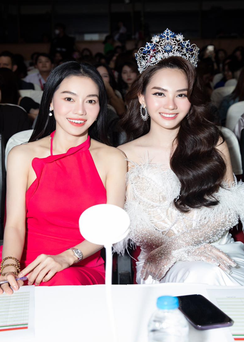 Bà Phạm Kim Dung – Chủ tịch Miss World Vietnam bênh vực Mai Phương. "Tôi nghĩ với một lễ hội âm nhạc sôi động, trẻ trung thì hình ảnh và cách thể hiện của Hoa hậu Mai Phương tại sự kiện này là hoàn toàn phù hợp. Bằng chứng là khán giả có mặt đã cổ vũ cho Mai Phương rất nhiệt tình. Tôi không thấy có một chi tiết, hành động nào từ phía Hoa hậu Mai Phương là phản cảm", "bà trùm hoa hậu" chia sẻ trên Dân Việt. Ảnh: Dân Việt