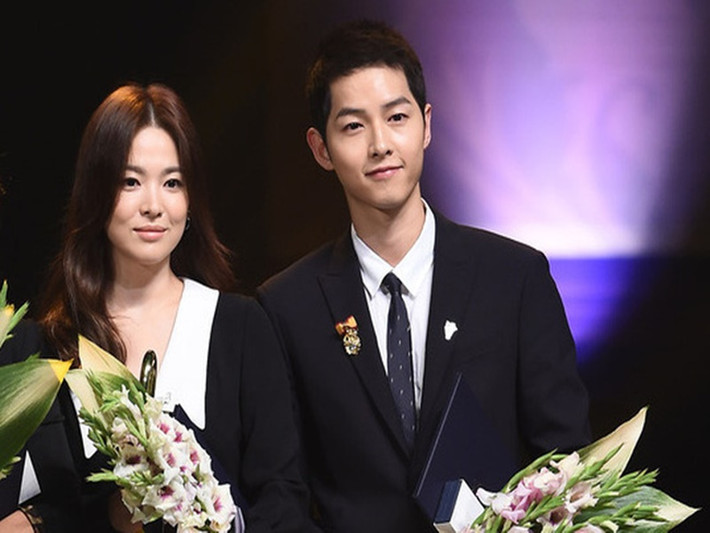 Song Hye Kyo không giấu được vẻ già nua bởi nếp nhăn ở đuôi mắt và vùng quanh miệng. Ảnh: VTV