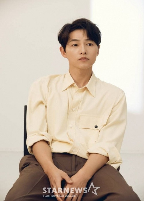 Song Joong Ki đang thuộc nhóm diễn viên nhận cát-sê khủng tại Hàn Quốc. Nam tài tử được cho là nhận được khoảng 300 triệu won (5,7 tỷ đồng) mỗi tập phim truyền hình. Mỗi hợp đồng quảng cáo của Song Joong Ki mang về khoảng một tỷ won một năm (19 tỷ đồng). Ảnh: Star News
