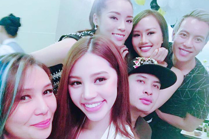 Hoa hậu Kỳ Duyên hạnh phúc đón tuổi 20 bên những người bạn thân thiết. (Ảnh: Facebook Jolie Nguyễn)