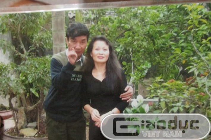 Nghệ sĩ Tuấn Dương kết hôn ở độ tuổi khá muộn và rất mong mỏi có con. Không chỉ có nhiều nỗi niềm trong cuộc sống riêng tư, ông còn không may mắc bệnh ung thư thực quản. Năm 2013, nghệ sĩ Tuấn Dương qua đời, hưởng thọ 61 tuổi. (Ảnh: Giáo dục Việt Nam)