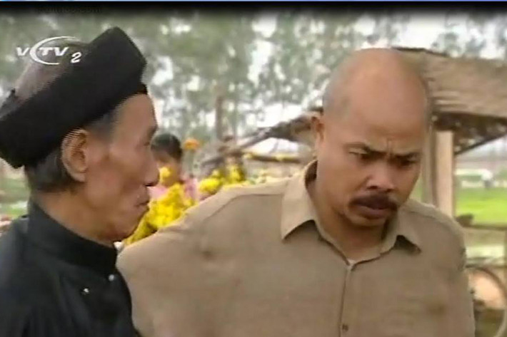 Trong “Đất và người”, nghệ sĩ Hán Văn Tình đảm nhận vai Chu Văn Quềnh có lắm tật xấu nhưng tốt bụng. Lối diễn xuất tự nhiên giúp người nghệ sĩ vốn xuất thân là diễn viên tuồng này trở thành gương mặt truyền hình được yêu mến. (Ảnh: Dân Việt)