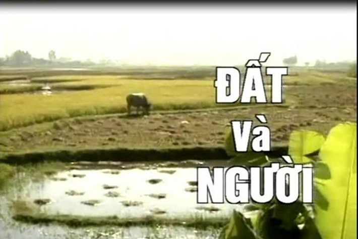 "Đất và người" là bộ phim truyền hình lên sóng năm 2002. Nội dung phim kể về những mâu thuẫn giữa những dòng họ ở một vùng nông thôn thời bao cấp. Sau 14 năm, trong dàn diễn viên phim "Đất và người", có người đã qua đời, có người đang chống chọi với bạo bệnh còn có người sống trong cảnh cô độc. (Ảnh: Đời sống pháp luật)