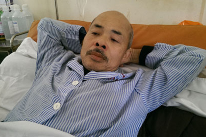 Cuối năm 2014, nghệ sĩ Hán Văn Tình phát hiện mắc căn bệnh ung thư màng phổi. Vốn có kinh tế không được dư dả, nam diễn viên phim “Đất và người” từng gặp khó khăn trong việc điều trị nhưng nhờ có sự giúp đỡ của đồng nghiệp, anh đã có cơ hội chữa bệnh. (Ảnh: Vietnamnet)