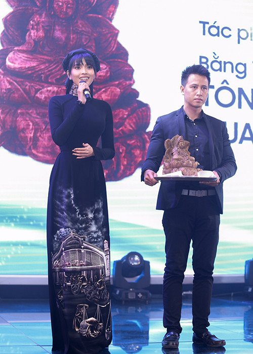 Trong chương trình, Trương Thị May nhận sứ mệnh giới thiệu tượng Phật cổ trước nhiều quan khách ở phần đấu giá gây quỹ.