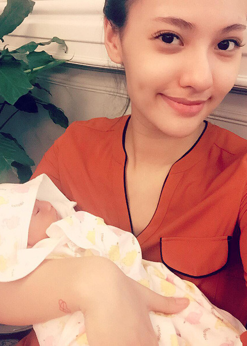 Được biết, nữ người mẫu sinh con đầu lòng vào chiều ngày 12/10/2016. (Ảnh: Facebook nhân vật)