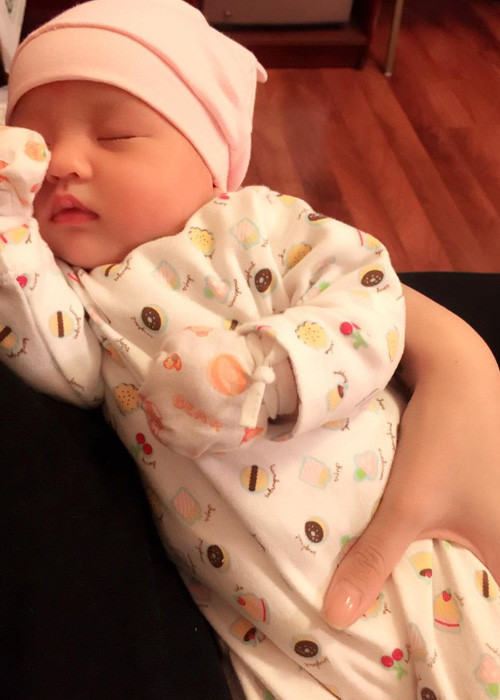 Chia sẻ hình ảnh bên con gái, nữ người mẫu khoe được "nửa kia" của mình đưa đi dạo chơi phố phường Hà Nội. (Ảnh: Facebook nhân vật)